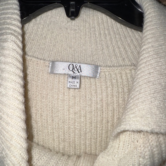Q&A medium women’s sweater - Picture 4 of 5